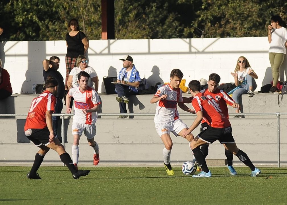 El delantero del Velle Raúl Melo intenta zafarse de la presión de dos jugadores del Portonovo. (Foto: Martiño Pinal)