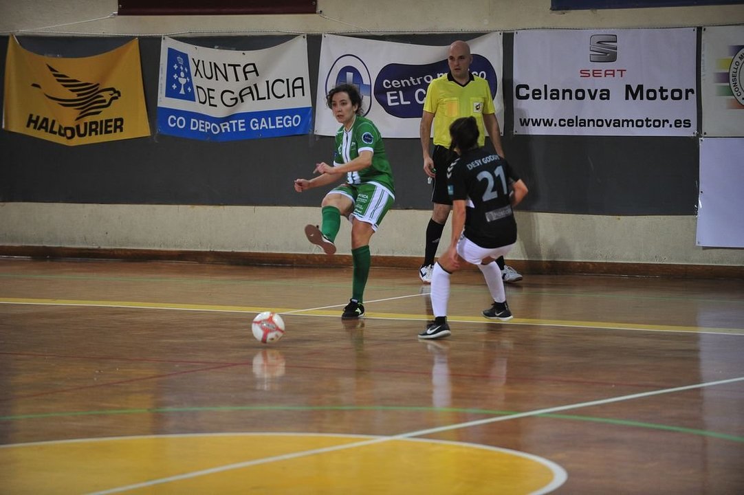 La autora del único gol del Burgas, Lucía Nespereira, realiza un pase ante la presión de una contraria. (Foto: José Paz)