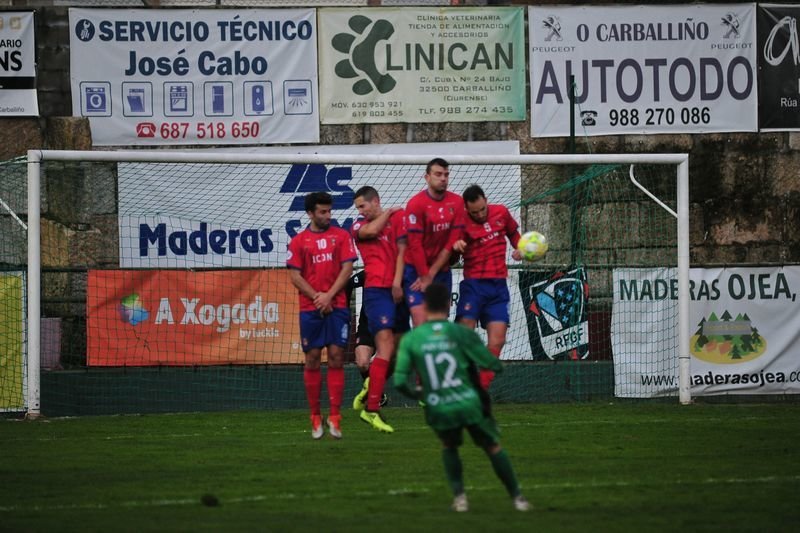 El jugador del Arenteiro, Rícar, ejecuta un libre directo ante la barrera del Choco en Espiñedo (JOSÉ PAZ).
