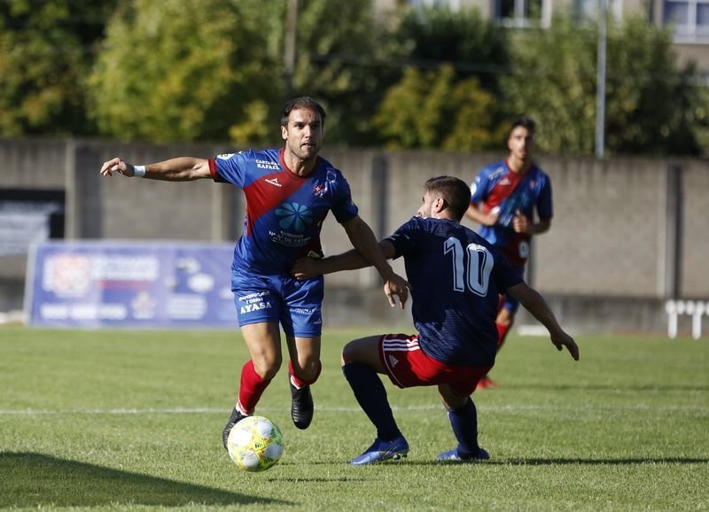 El centrocampista del Barco, Moreira, controla un balón ante un oponente (XESÚS FARIÑAS).