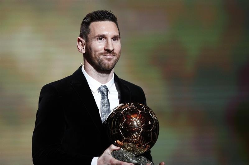 El jugador del Barcelona Leo Messi sostiene su sexto Balón de Oro. (Foto: EFE)