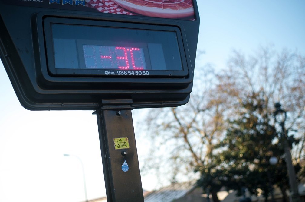 Un termómetro marca temperaturas bajo cero (ÓSCAR PINAL).