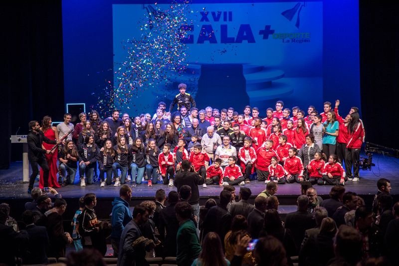Los premiados en la edición del año pasado buscan sustitutos para la foto de familia que se desarrollará al finalizar la gala del día 17 en el Auditorio Municipal de Ourense (ÓSCAR PINAL).