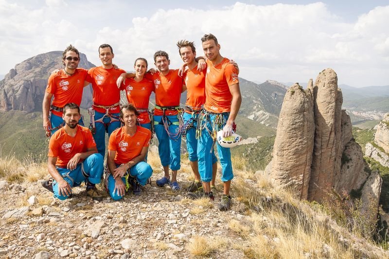 Equipo gallego de nuevos alpinistas, tras realizar una escalada.