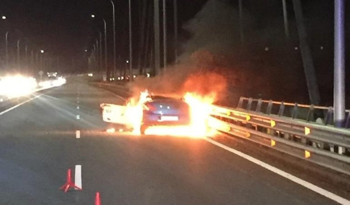 El coche en llamas, en mitad del puente de Rande (ALBERTE).