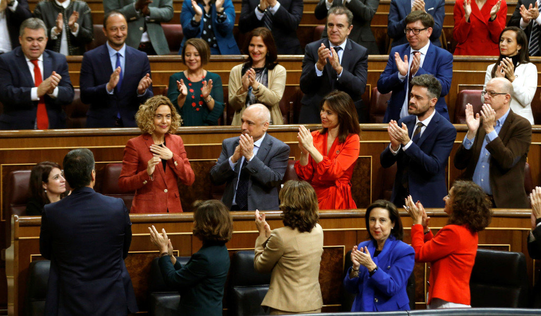La diputada socialista por Barcelona Meritxell Batet, es aplaudida por la bancada socialista tras ser elegida presidenta del Congreso. (Foto: EFE)