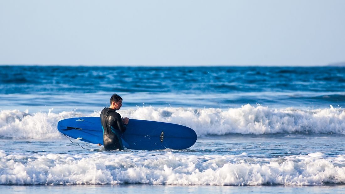 Un surfista en las Islas Canarias. (Foto: Unsplash)