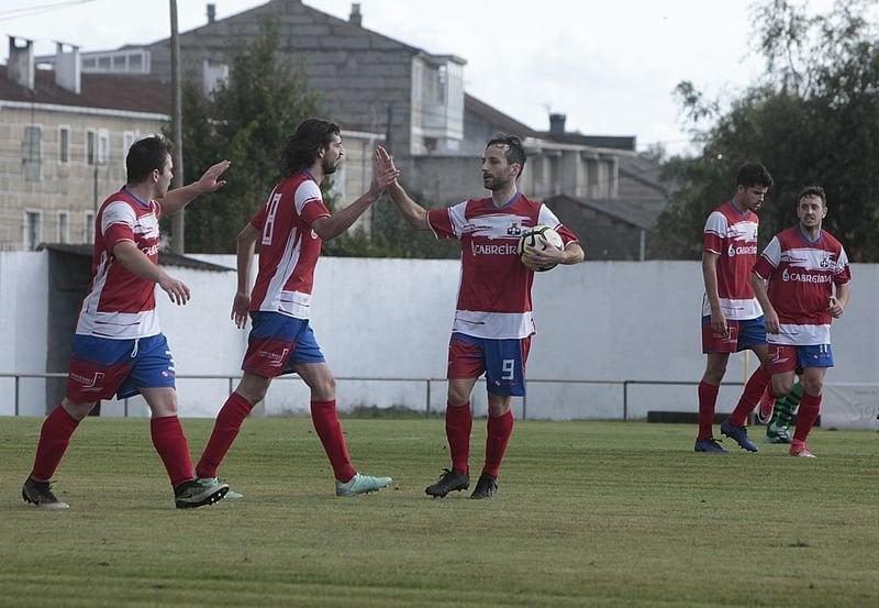 El verinense Fran Martínez celebra un gol con Víctor Gallego y Saúl (MIGUEL ÁNGEL).
