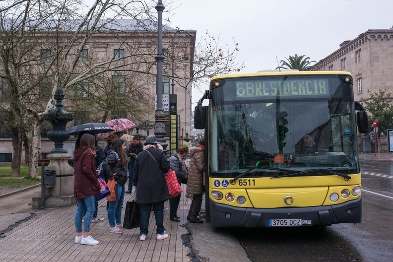 Usuarios montando en el autobús urbano de Ourense (ÓSCAR PINAL).