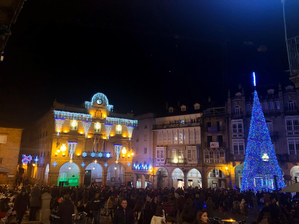 El encendido de las luces de Navidad en Ourense, en la Plaza Mayor. (Foto: Twitter / @PPCidadeOurense)
