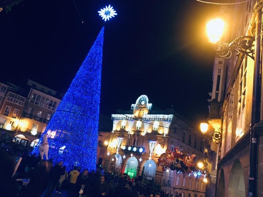 El encendido de las luces de Navidad en Ourense, en la Plaza Mayor. (Foto: Xesús Fariñas)