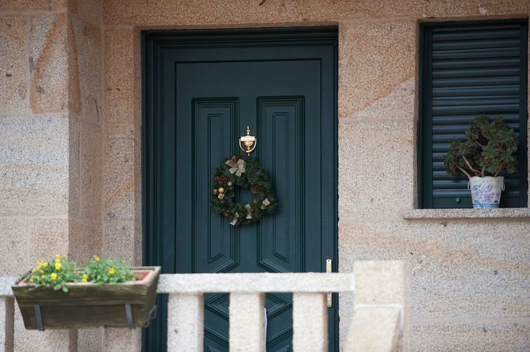 Una puerta cerrada, decorada con motivos navideños, en Allariz. (Foto: Óscar Pinal)