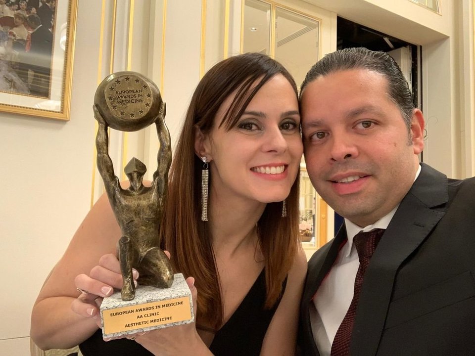 Sonia Blanco y Alejandro Acuña posan con el galardón europeo en el hotel Ritz de París.