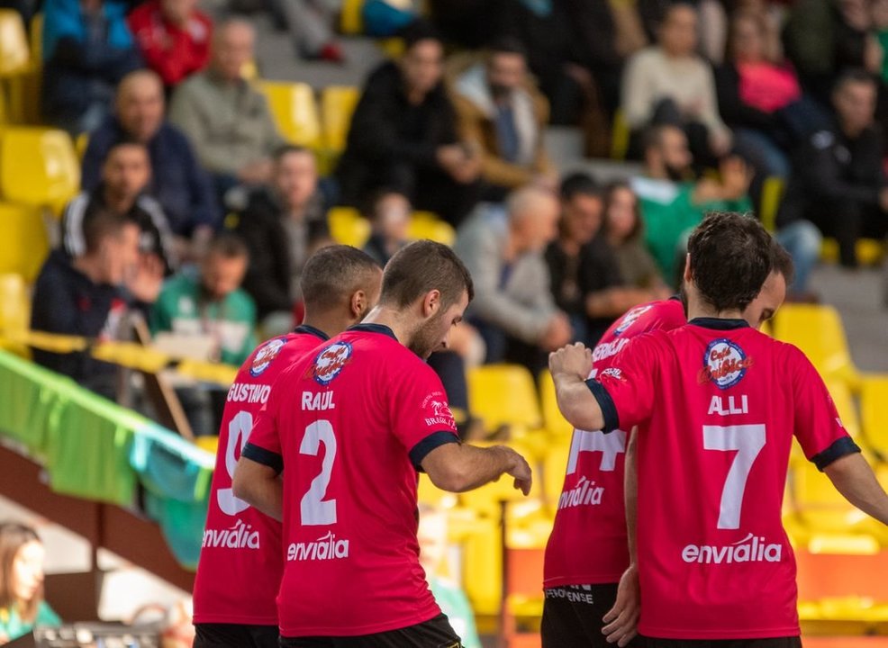 Los jugadores del Sala Ourense celebran uno de los goles en la victoria al Prone Lugo. (Foto: Domarco)