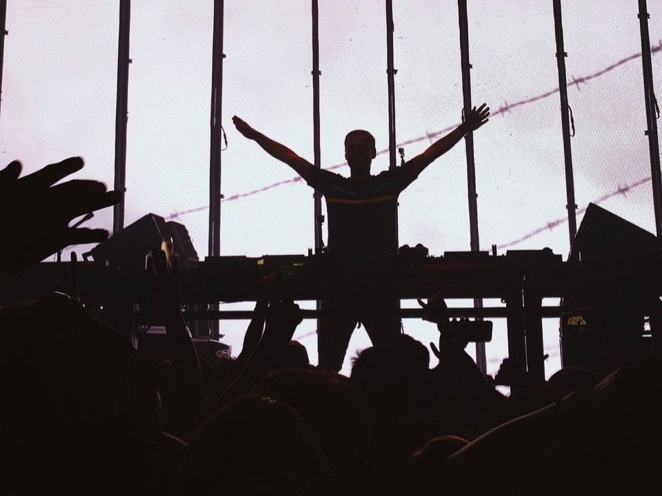 Un DJ anima una fiesta en Ibiza. (Foto: Unsplash)
