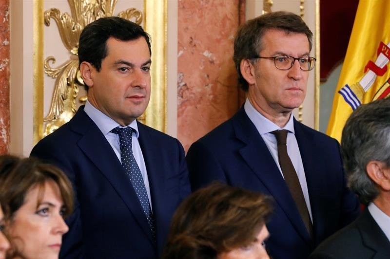 El presidente de la Junta de Andalucía , Juan Manuel Moreno, y el de la Xunta de Galicia, Alberto Núñez Feijóo.