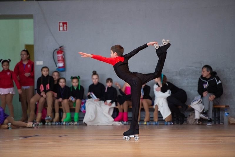 Uno de los patinadores muestra su talento durante la ejecución de uno de los ejercicios en el torneo carballiñés (ÓSCAR PINAL).