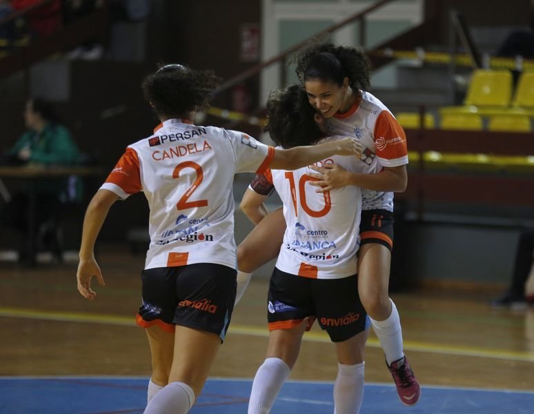 Candela, Marta y Judith celebran el segundo gol del Envialia ante el Esplugues (XESÚS FARIÑAS).