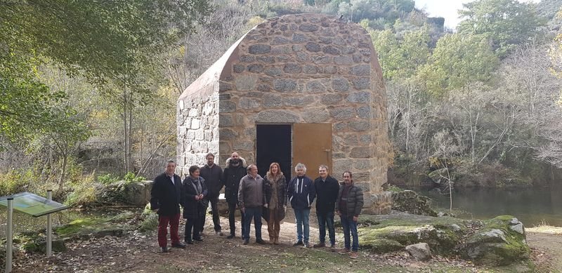 La delegada de la Xunta visitó los trabajos de restauración de los molinos de As Ermidas.
