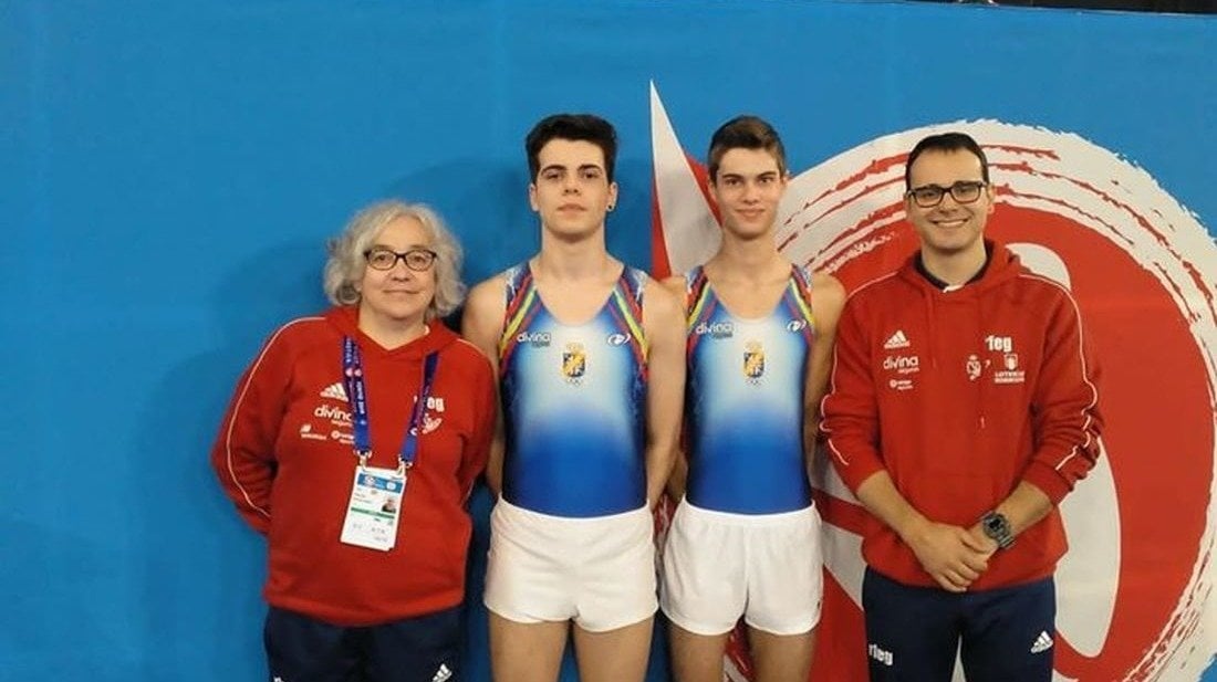 Domuro y Cid, con sus entrenadores (izquierda) y Pedro Castaño (derecha)
