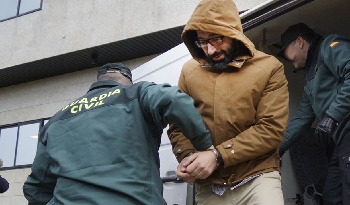 César Adrio, el acusado del crimen de Ana Enjamio llega esposado a la Audiencia de Vigo el 14 de noviembre, cuando se tenía que celebrar el juicio.