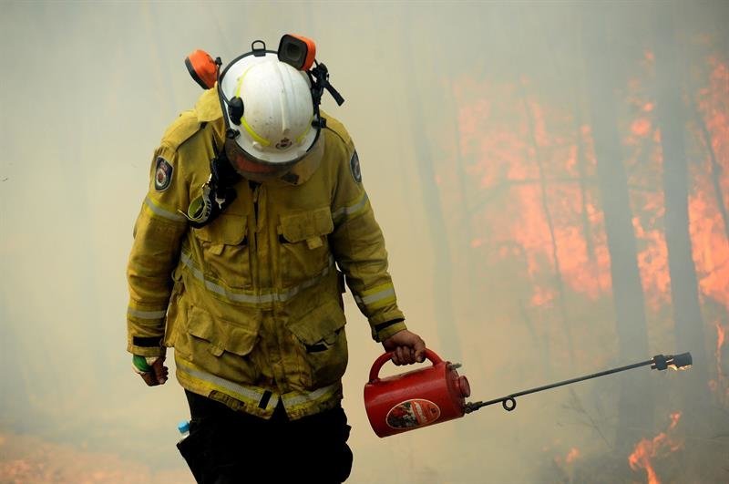 Un bombero lucha contra los incendios en Australia. (Foto: EFE)
