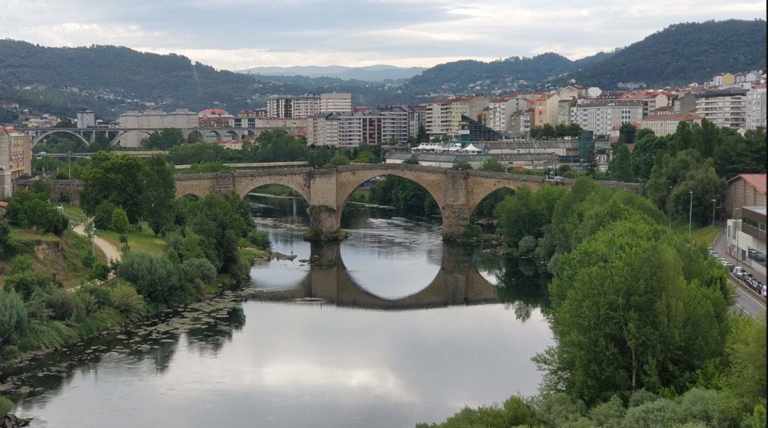 Panorámica de Ourense, con el Puente Romano en primer plano. (Foto: Mario SP / Foter)