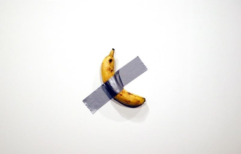 &#34;Comedian&#34;, la instalación del artista italiano Maurizio Cattelan hecha con una banana pegada a la pared con cinta adhesiva. (Foto: EFE)