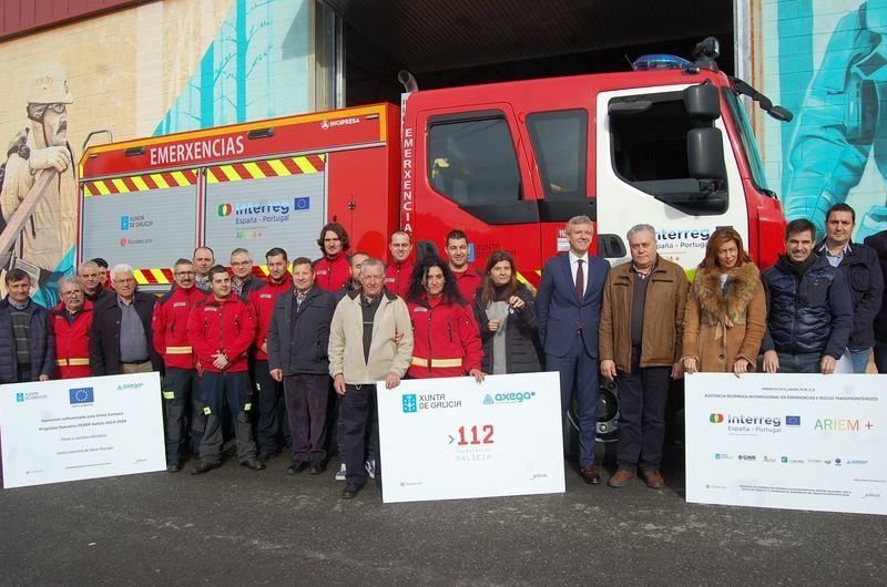 Alfonso Rueda -quinto por la derecha- con  miembros de Protección Civil de Lobios y el nuevo camión.