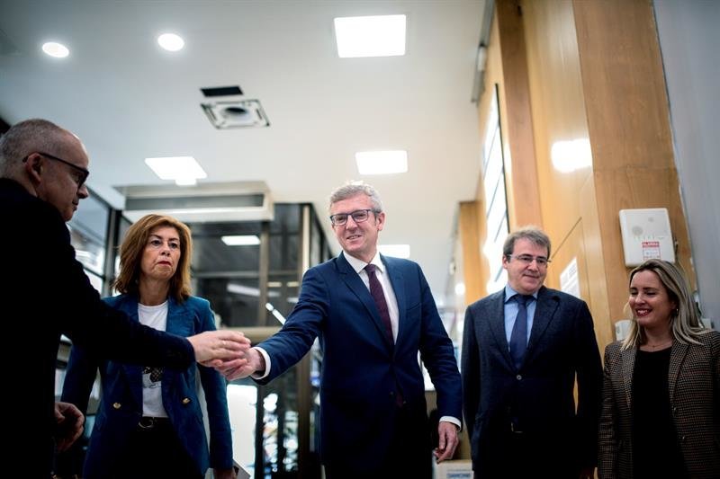 El vicepresidente de la Xunta de Galicia, Alfonso Rueda (c), durante la visita que ha realizado este lunes al edificio administrativo de la Xunta en Ourense. (Foto: EFE)