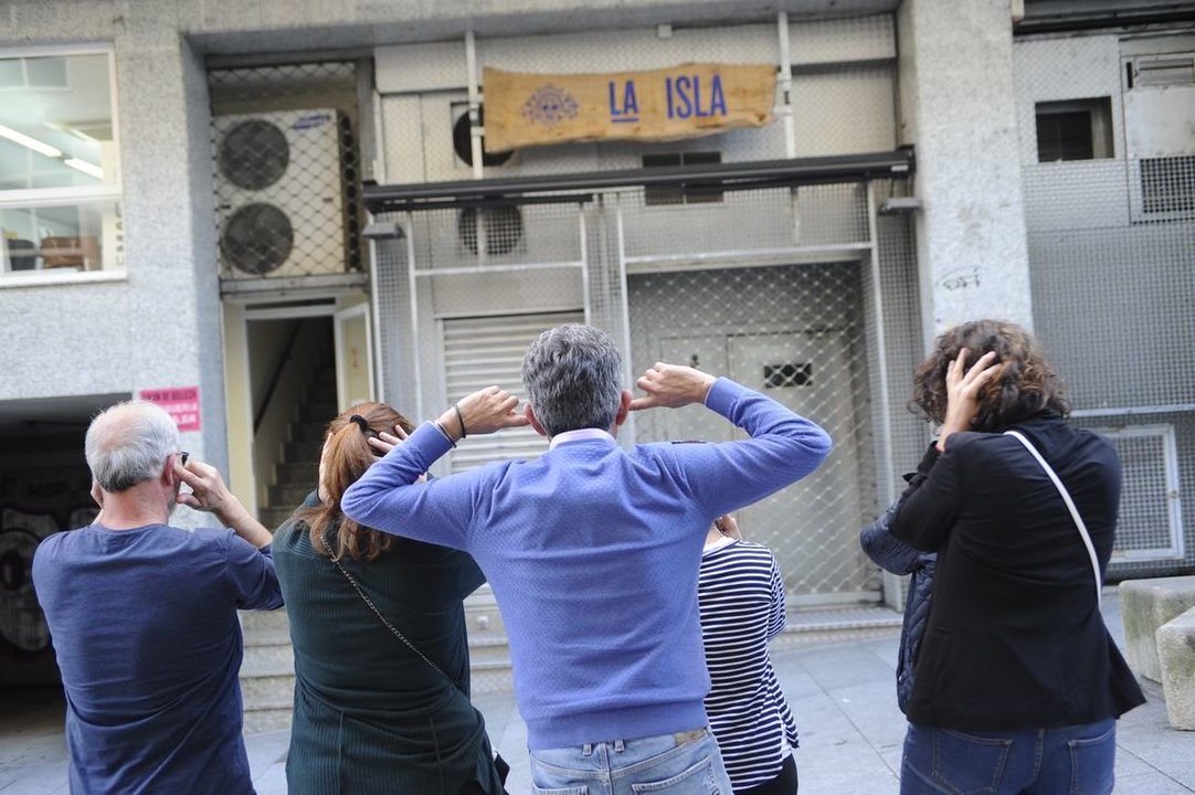Protesta de vecinos de Pena Corneira, en Ourense, por el ruido de uno de los pubs de la zona. (Foto: Martiño Pinal)