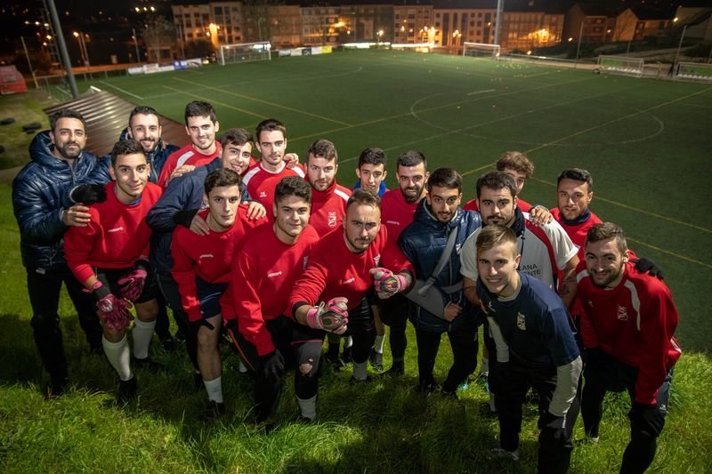 Los jugadores y el cuerpo técnico del Santa Teresita, en las instalaciones de Eiroás (ÓSCAR PINAL).