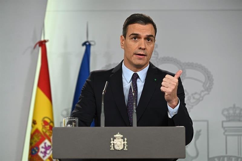 Pedro Sánchez atiende a los medios de comunicación tras su reunión con el rey (EFE).