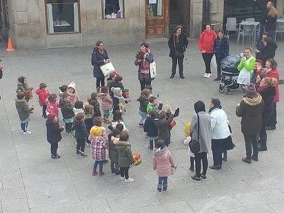 Los niños y niñas cantando en la praza Maior de Xinzo.