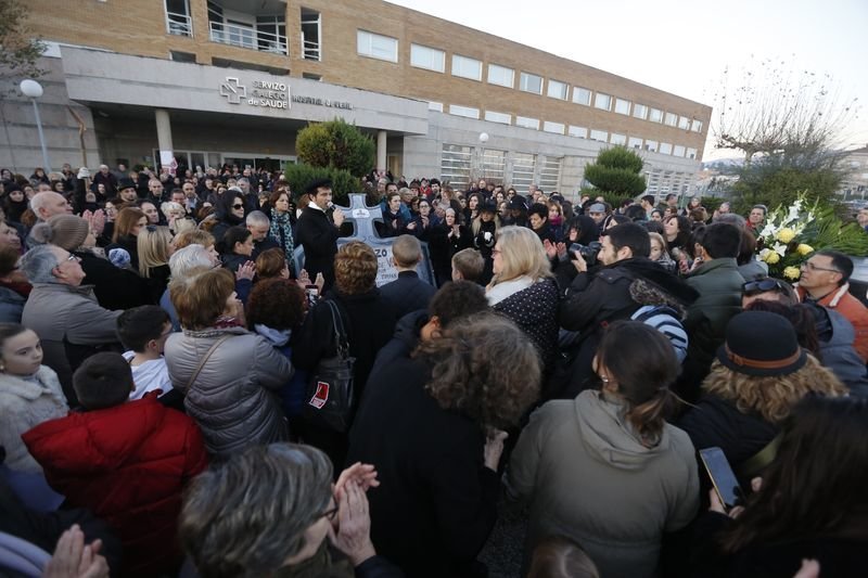 Verín. 07/12/2019. Manifestación con representación de un entierro por el cierre del paritorio del hospital de Verín.
Foto: Xesús Fariñas
