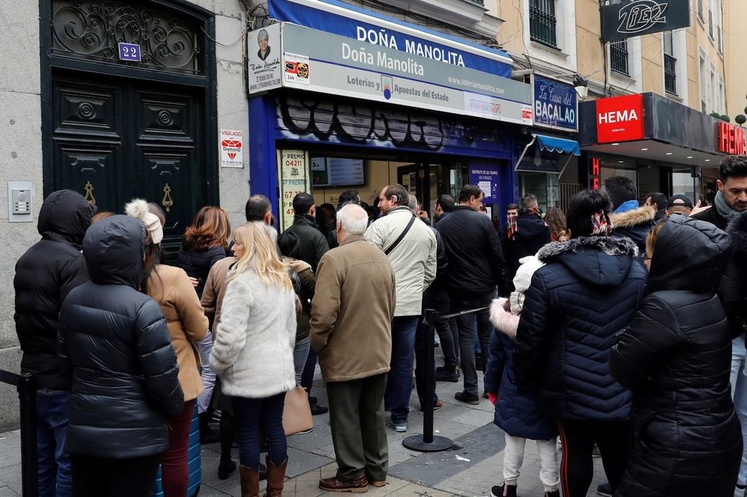 Decenas de personas hacían cola estos días para comprar la lotería de Navidad en Madrid.
