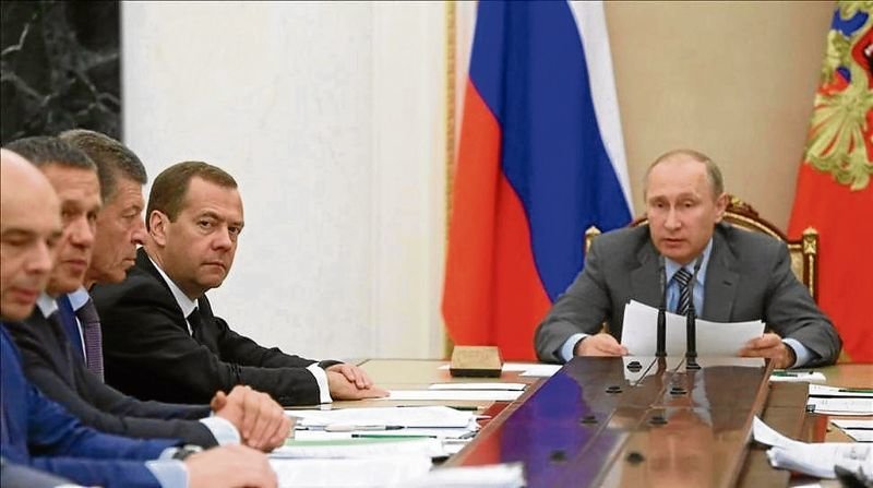 El impasible zar Vladimir Putin durante un supuesto consejo de ministros en Moscú.