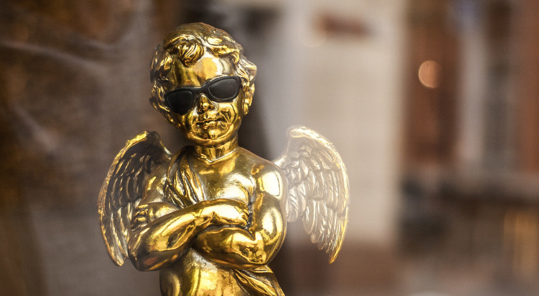 Una estatua de un querubín luce gafas de sol, en una imagen de recurso. (Foto: Unsplash)