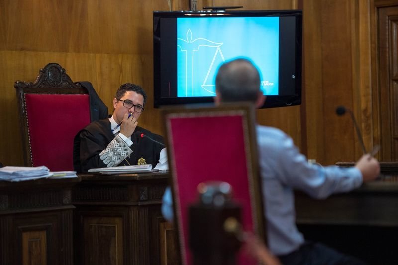 El fiscal Miguel Ruiz escucha a un testigo en un juicio en la Audiencia (ÓSCAR PINAL).