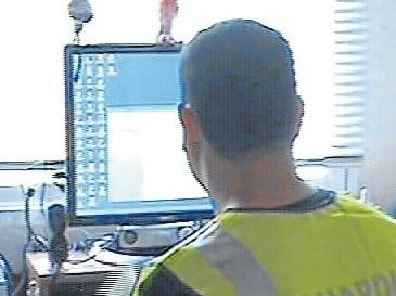 Un guardia civil revisa datos de un delito informático, en una imagen de vídeo.