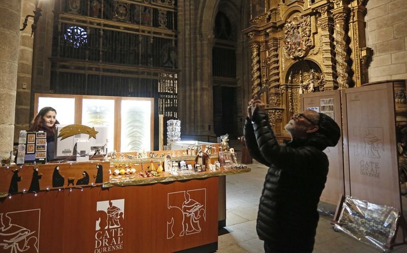 Un turista toma una fotografía de la Catedral de Ourense, este lunes (XESÚS FARIÑAS).