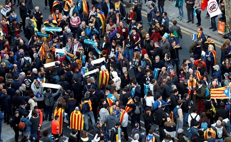 Parte de los manifestantes a las puertas del Camp Nou (EFE).