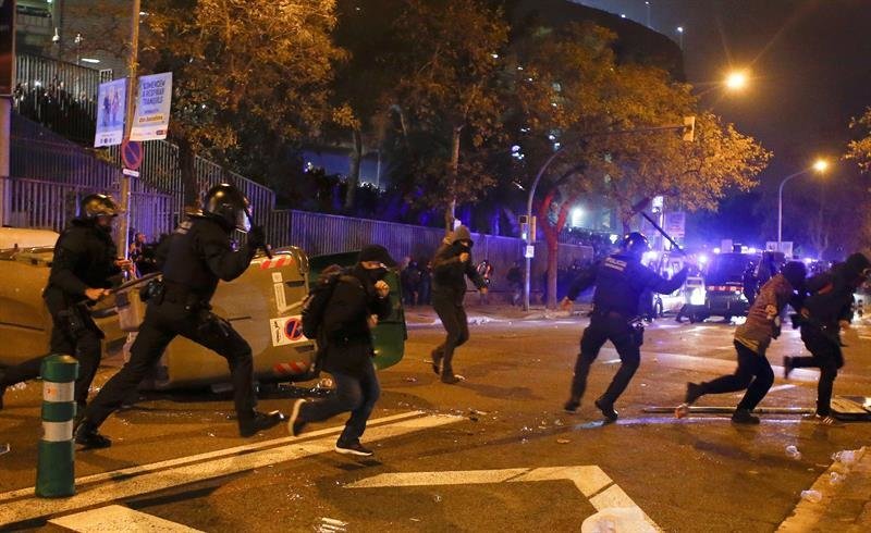 Incidentes en los aledaños del Camp Nou durante la celebración del partido. (Foto: EFE)