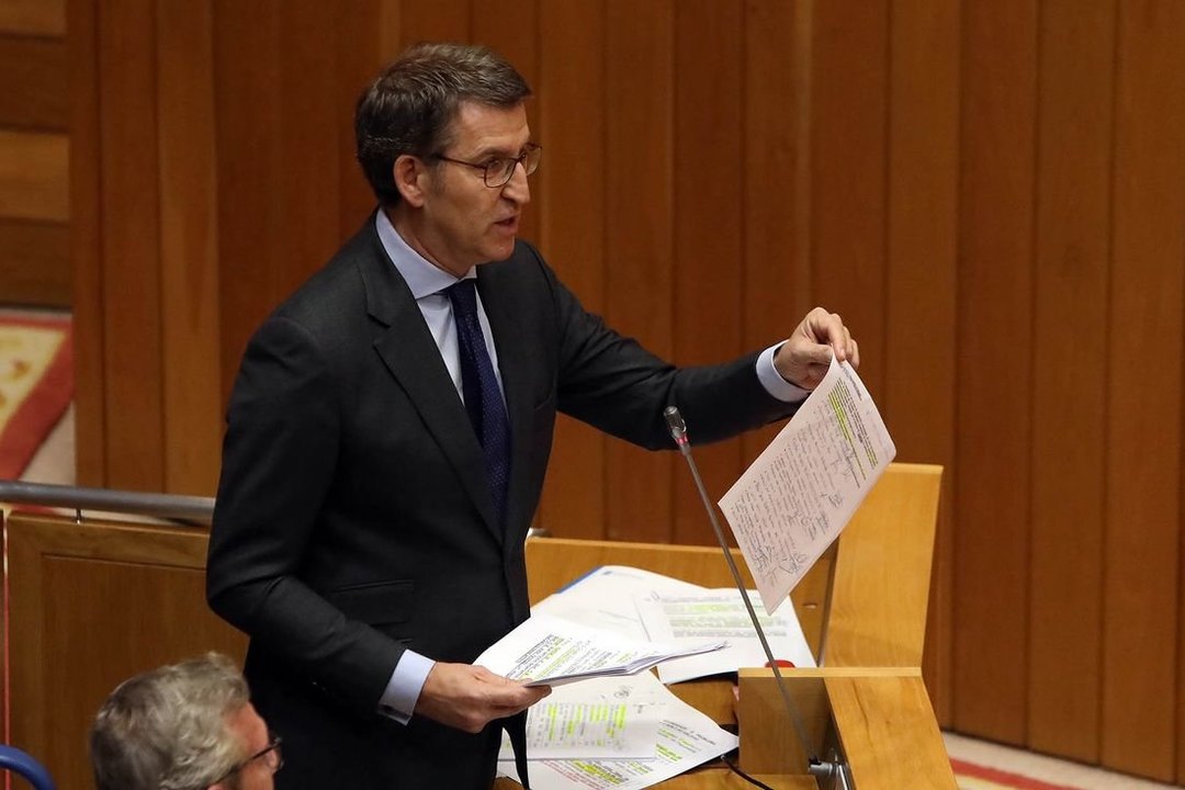 Feijóo, ayer respondiendo a las preguntas de la oposición en el pleno del Parlamento. (Foto: Vicente Pernía)