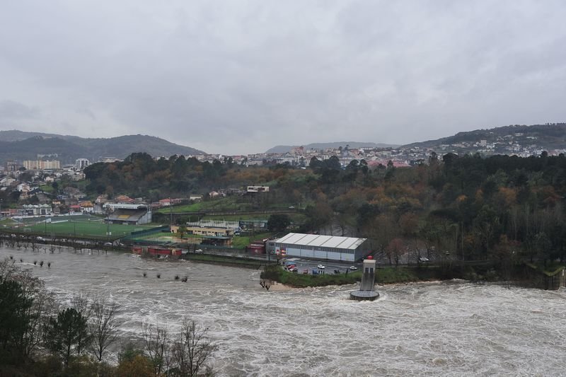 Crecida del río Miño a su paso por Oira (JOSÉ PAZ).