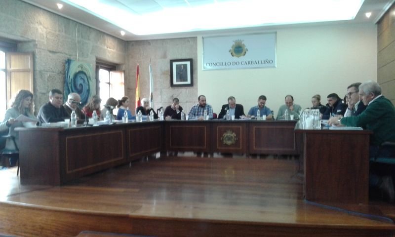 La Corporación municipal de Carballiño durante la sesión de este sábado.