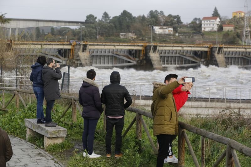 Oira (Ourense). 21/12/2019. Gente y curuosos mirando el caudal del río Miño a su paso por Oira y la presa de Velle.
Foto: Xesús Fariñas