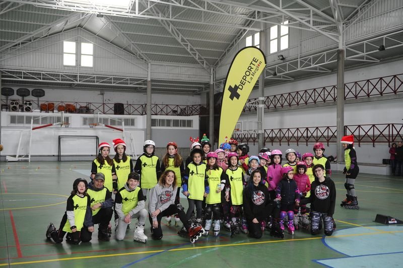 Un grupo de participantes en la actividad con Roller Ourense y +Deporte, en la foto de familia (MARTIÑO PINAL)