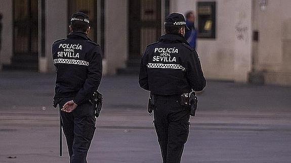 Agentes de la Policía Local en Sevilla (EFE).