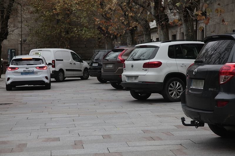 OURENSE. 17/12/2019 Coches mal aparcados en casco antiguo. Calle: Bispo Cesareo Foto: Miguel Angel